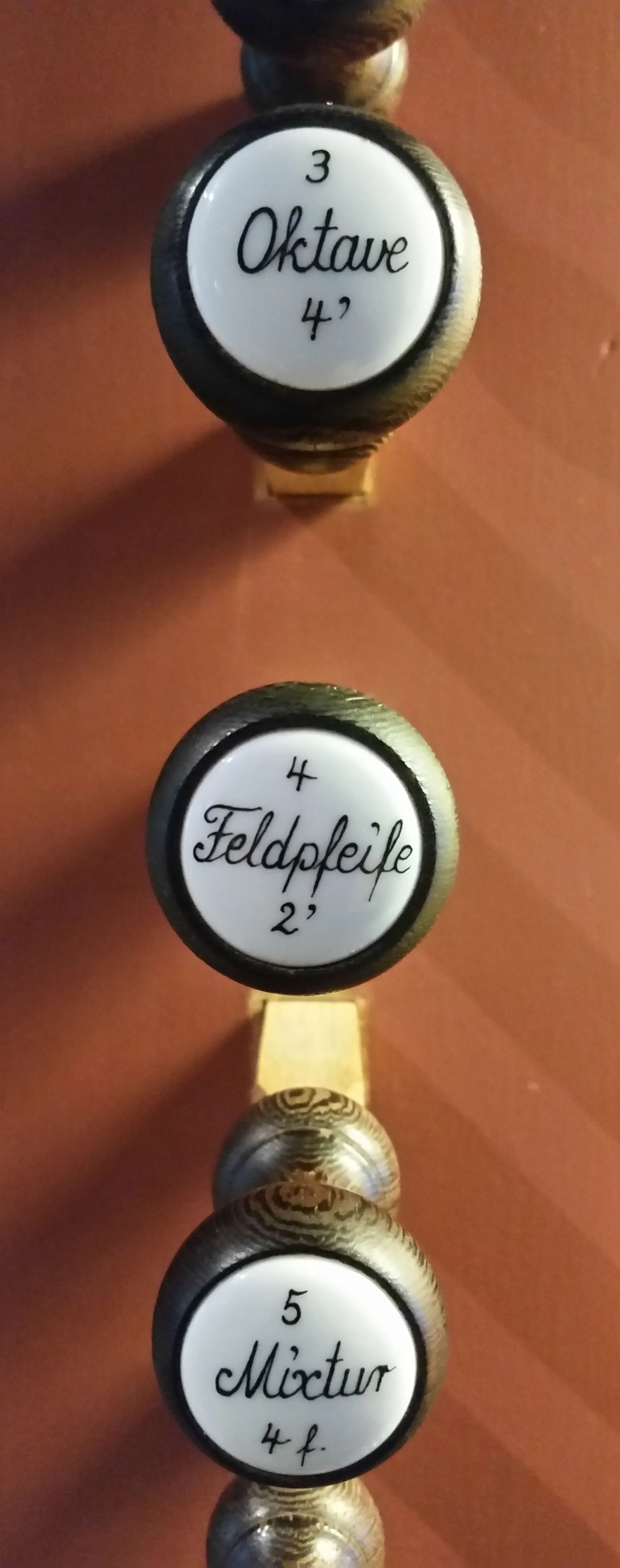 3 Registerzüge der Schukeorgel in der Auferstehungskirche in Frankfurt-Praunheim, liebevoll beschriftet. 