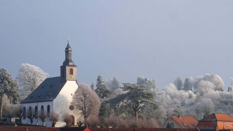 Außenansicht der Evangelische Kirche Ober-Ramstadt im Winter von der Nord-West-Seite 