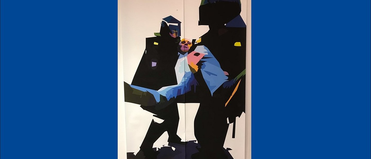 Schwarze Umrisse zeigen Polizisten mit Helmen, die eine Person wegtragen, von der man die Beine sieht und ein Gesicht.