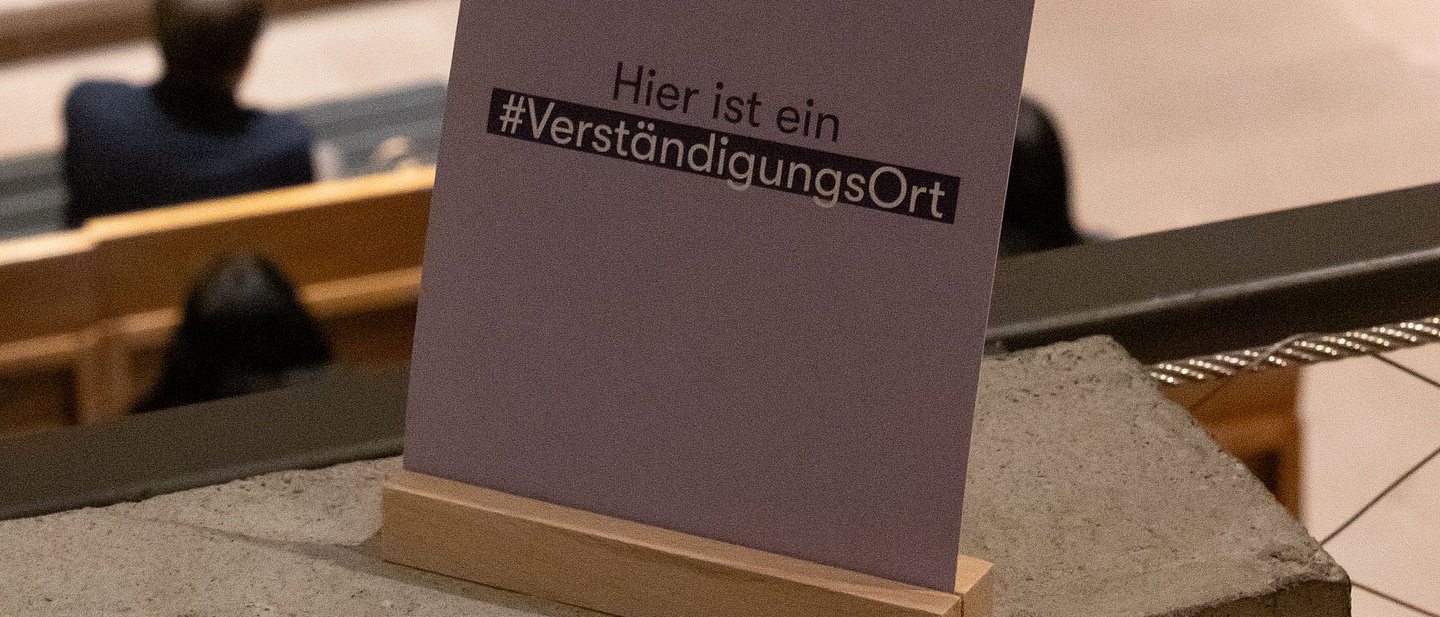Die Podiumsteilnehmer (v.l.): Bischöfin Kirsten Fehrs (Ratsvorsitzende der EKD), Bürgermeister Dr. Maximilian Bieri (Stadt Hanau), Said Etris Hashemi sowie Pfarrer Dr. Siegfried Krückeberg, der das Gespräch moderierte - Unter dem Motto „Hanau und die Anschläge – was bleibt und wie geht es weiter?“ fand fünf Jahre nach dem rassistischen Anschlag in Hanau in der Marienkirche eine Diskussionsrunde mit Said Etris Hashemi, Bürgermeister Dr. Maximilian Bieri (Stadt Hanau) und Bischöfin Kirsten Fehrs, Ratsvorsitzende der EKD statt. Das vom Kirchenkreis Hanau der Evangelischen Kirche von Kurhessen-Waldeck veranstaltete Dialogforum ist Teil der Kampagne #Verständigungsorte, mit der Kirche und Diakonie bundesweit Orte des Dialogs über gesellschaftliche Krisen und Konflikte schaffen wollen.