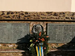 Denkmal an der Hirschhäuser Kirche