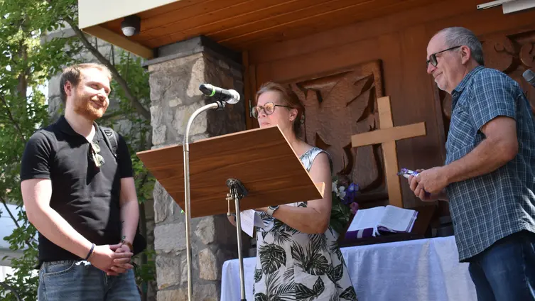 Schweren Herzens musste Kirchenvorstandsvorsitzende Erika Neudert den Organisten Tobias Eubel und den Mitarbeiter im Bundesfreiwilligendienst Helmut Weckesser aus der Gemeindearbeit entlassen – Tobias Eubel zieht weg, Helmut Weckesser hat seinen einjährigen Dienst beendet