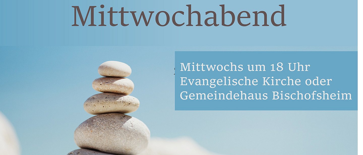 Das Bild zeigt eine Steinpyramide aus sechs hellen Kieselsteinen auf sandfarbenem Boden vor hellblauem Hintergrund