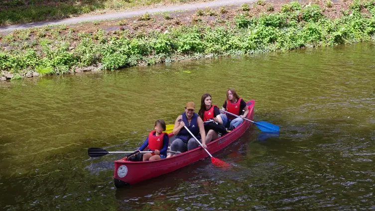 Geschafft, wir kommen mit den Kanus auf der Insel Oberau an.