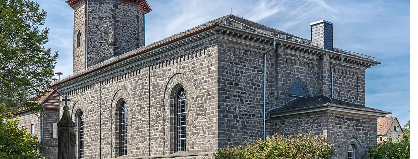 Kirchenschiff mit Kirchturm links