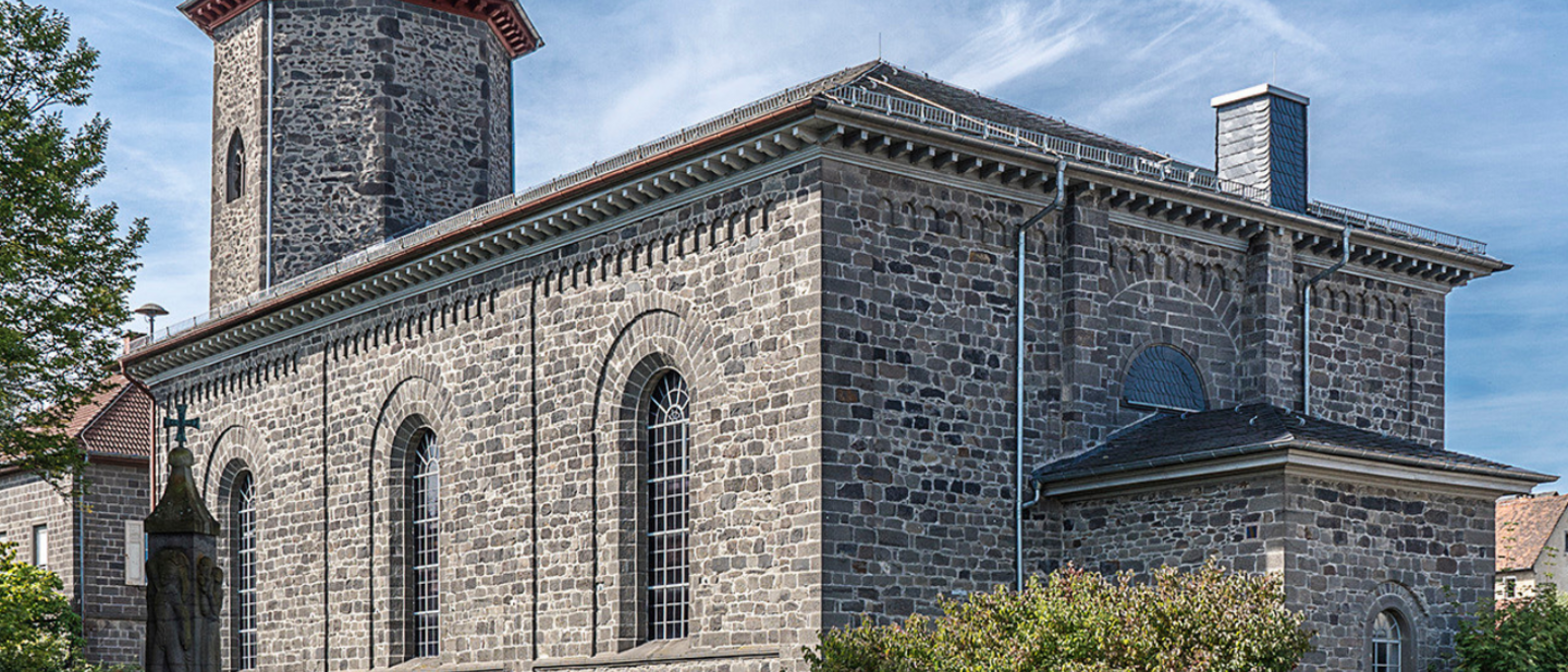 Kirchenschiff mit Kirchturm links