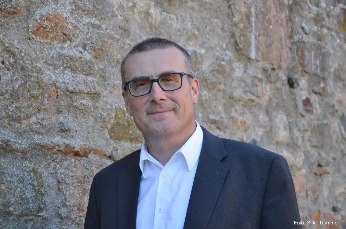 Das Bild zeigt Pfarrer Marcus David.