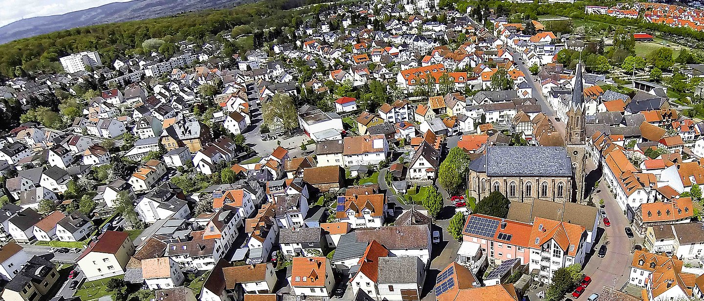 Luftaufnahme des Ortskerns von Seulberg mit der evangelisch-lutherischen Kirche im Zentrum.