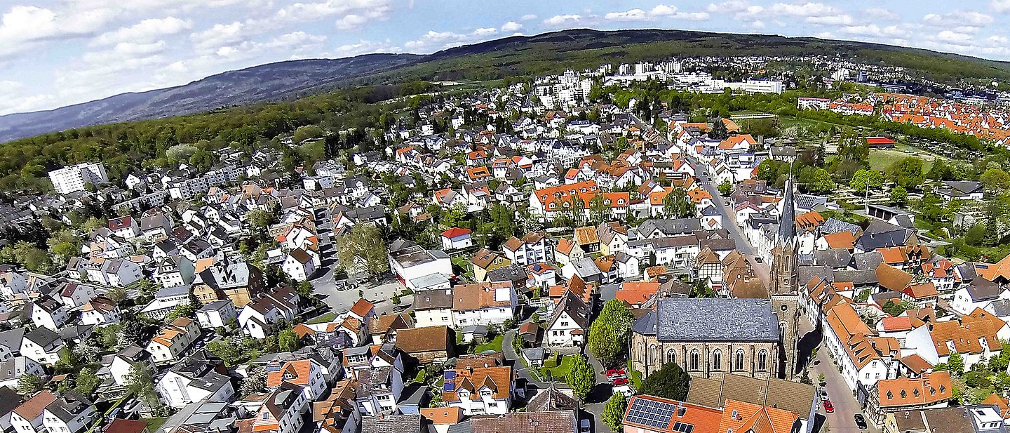 Luftaufnahme des Ortskerns von Seulberg mit der evangelisch-lutherischen Kirche im Zentrum.