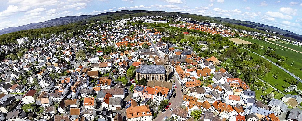 Luftaufnahme des Ortskerns von Seulberg mit der evangelisch-lutherischen Kirche im Zentrum.