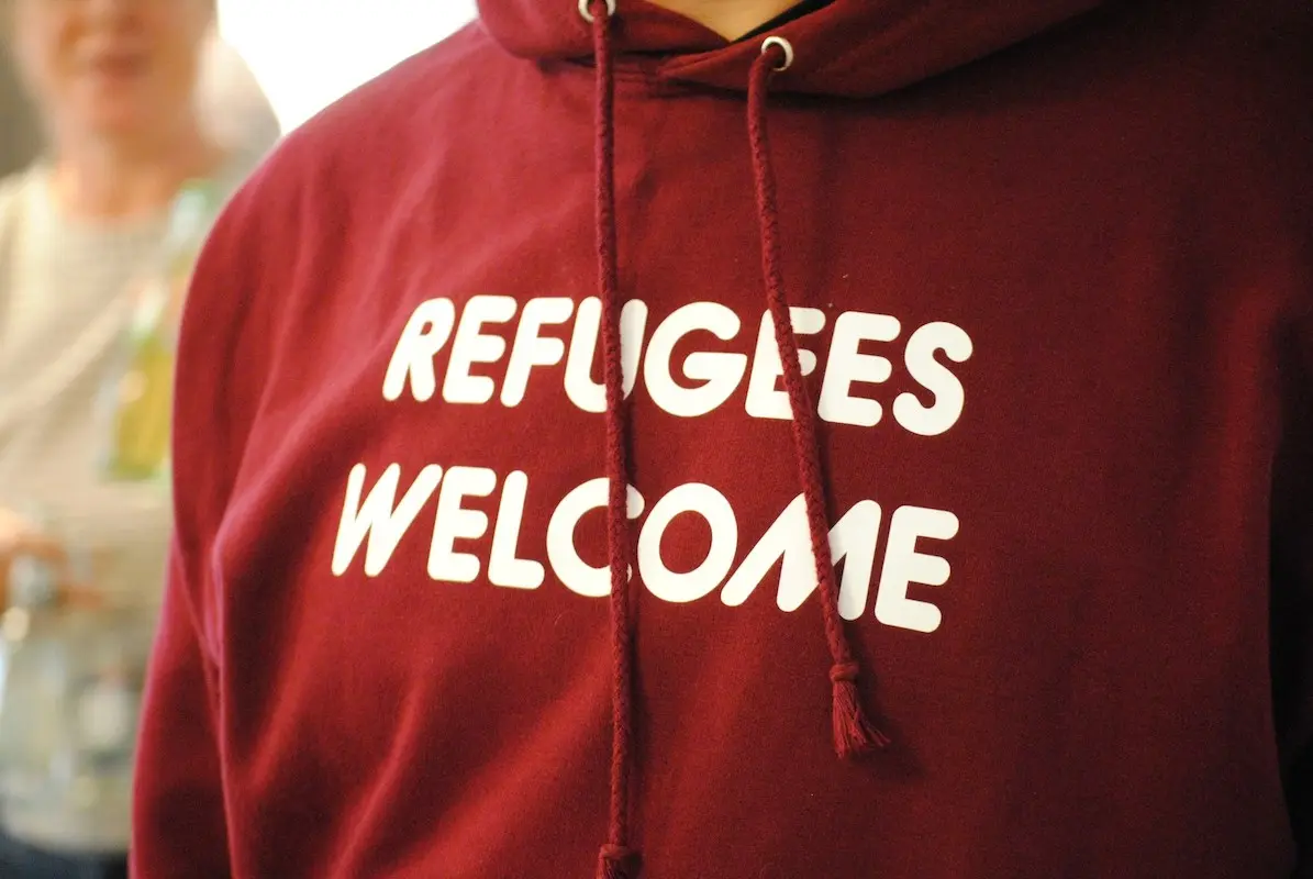 Ein rotes Sweat-Shirt mit der Aufschrift REFUGEES WELCOME