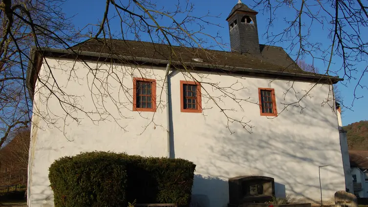 Das Foto zeigt die Martinskapelle samt Glockenturm von der Südseite.