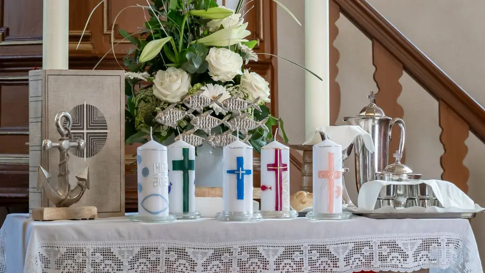 Konfirmanden-Kerzen auf dem Altar in der Kirche Rabenscheid
