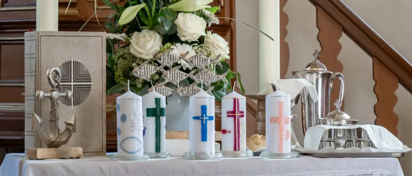 Konfirmanden-Kerzen auf dem Altar in der Kirche Rabenscheid