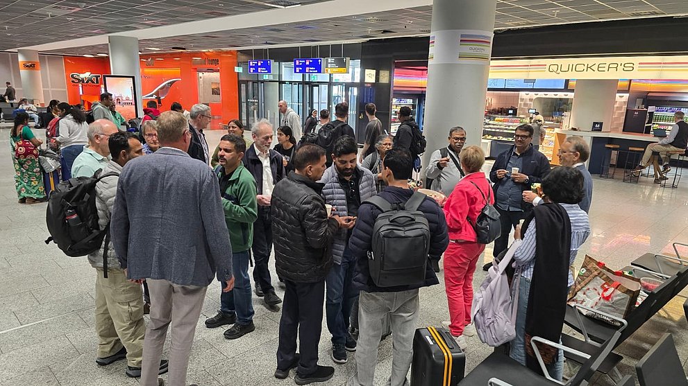 Eine Gruppe von Menschen an einem Flughafen.