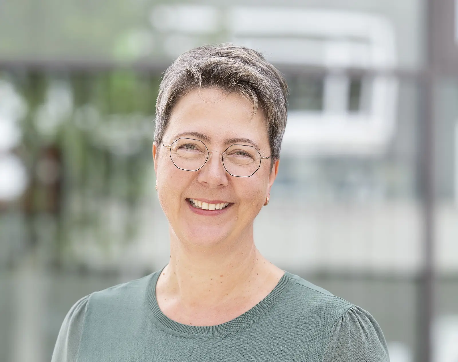 Unsere Gemeindesekretärin Bettina Gräf freut sich zu den Öffnungszeiten des Büros über Ihren Besuch.