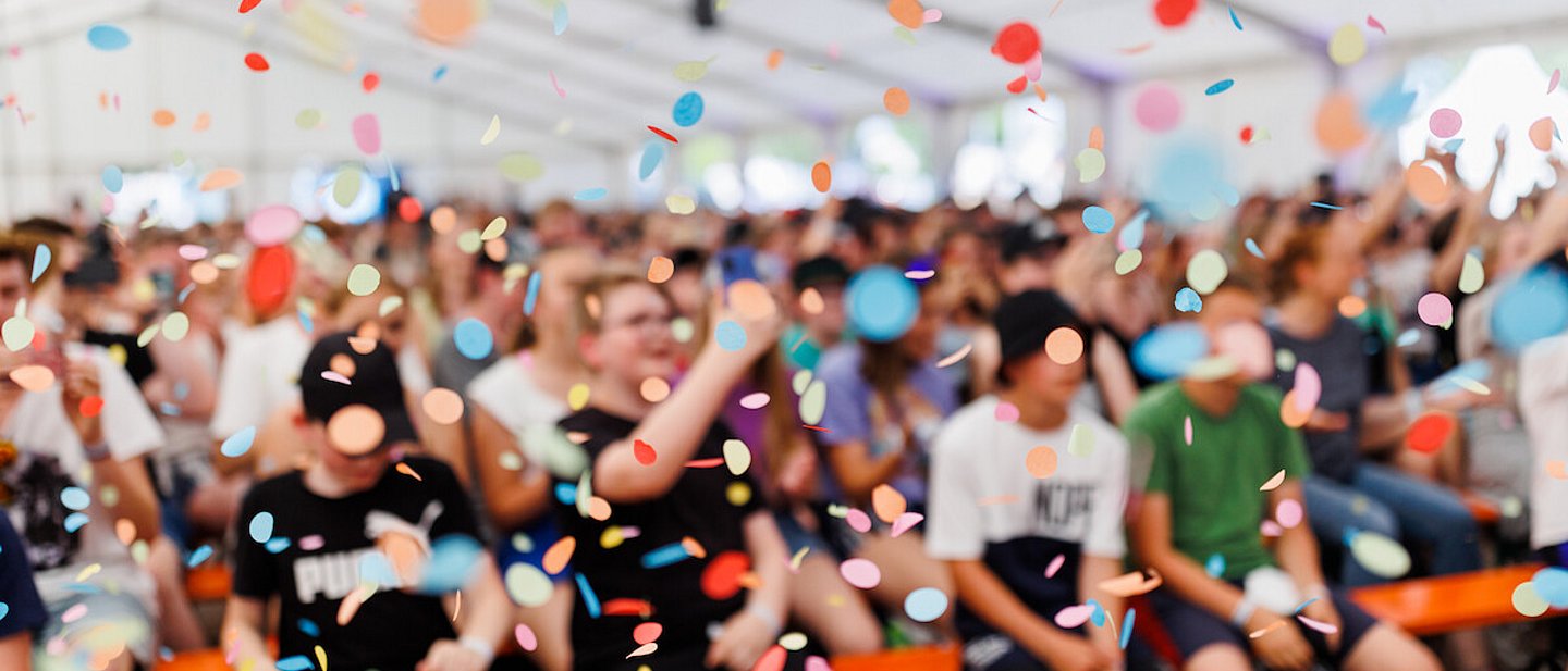 Konfetti regnet auf die Teilnehmenden herab.