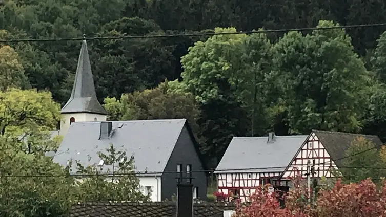 Die Kirche Willmenrod aufgenommen aus der Ferne