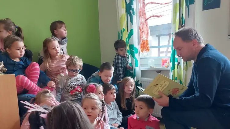 Auf den Fotos sieht man den Verbandsbürgermeister Mike Weiland während seines Besuches in der KiTa am bundesweiten Vorlesetag, 18.11.2022.