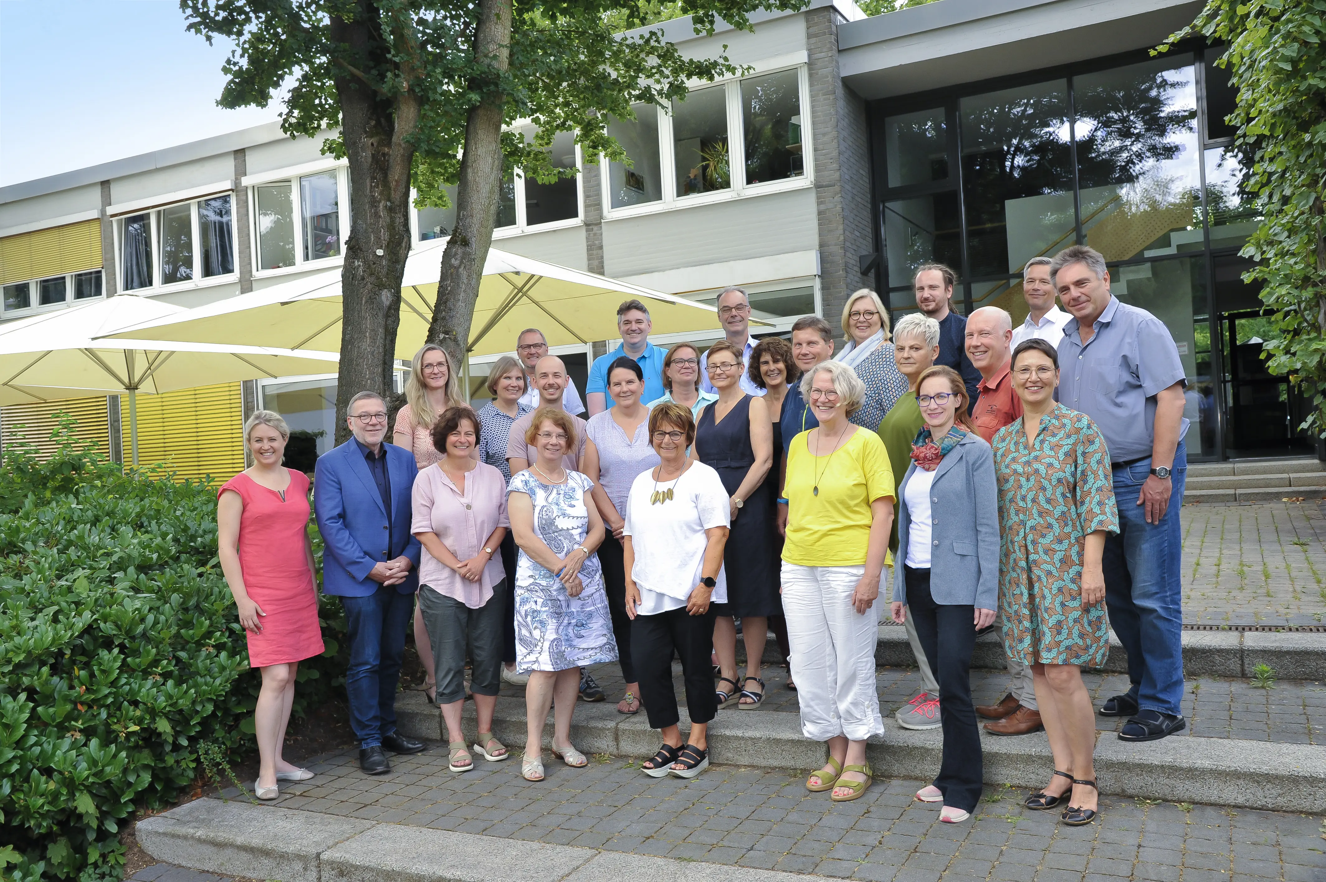 Das Team vom Zentrum Ökumene steht als Gruppe vor dem Zentrum