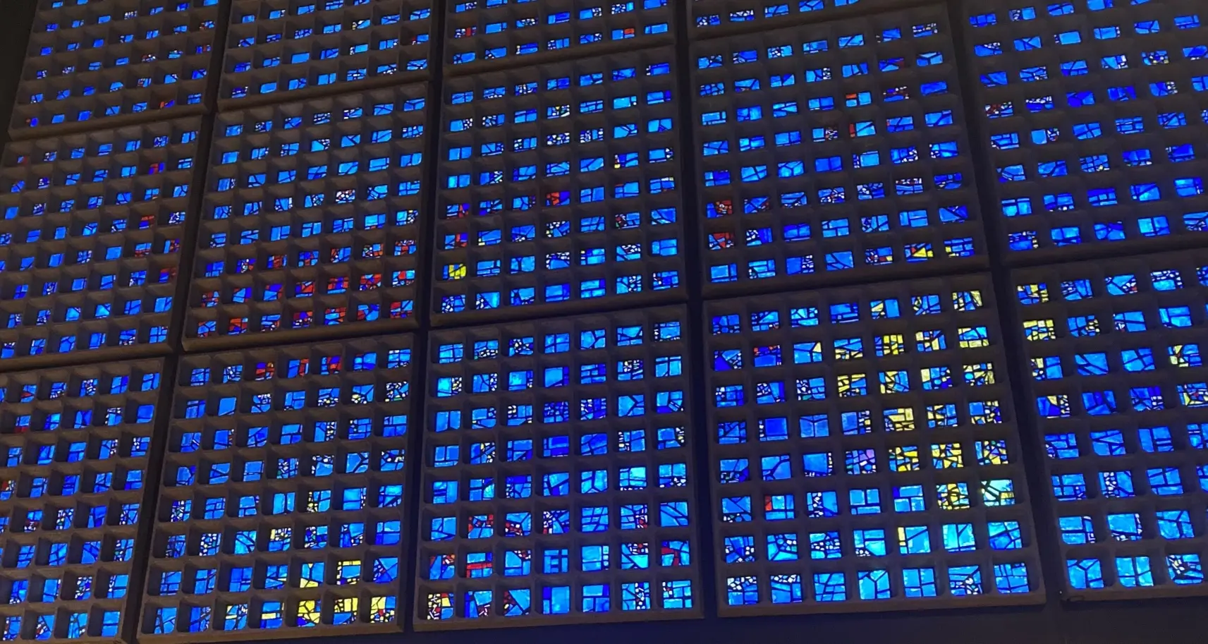 Viele kleine, blaue Fenster in Kaiser-Wilhelm-Gedächtnis-Kirche Berlin. Darin irgeendwo versteckt die zwei Buchstaben E und i.