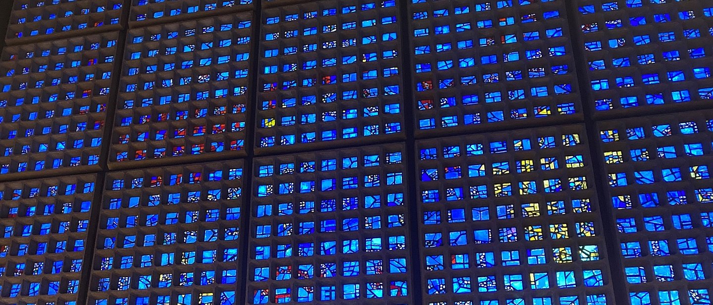 Viele kleine, blaue Fenster in Kaiser-Wilhelm-Gedächtnis-Kirche Berlin. Darin irgeendwo versteckt die zwei Buchstaben E und i.