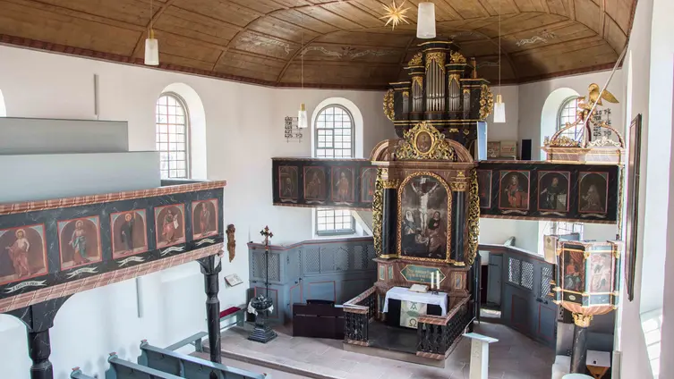 Blick in den Innenraum der evangelischen Kirche Burgholzhausen von der rückwärtigen Empore aus.