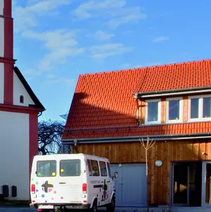 Holzgebäude mit Bus