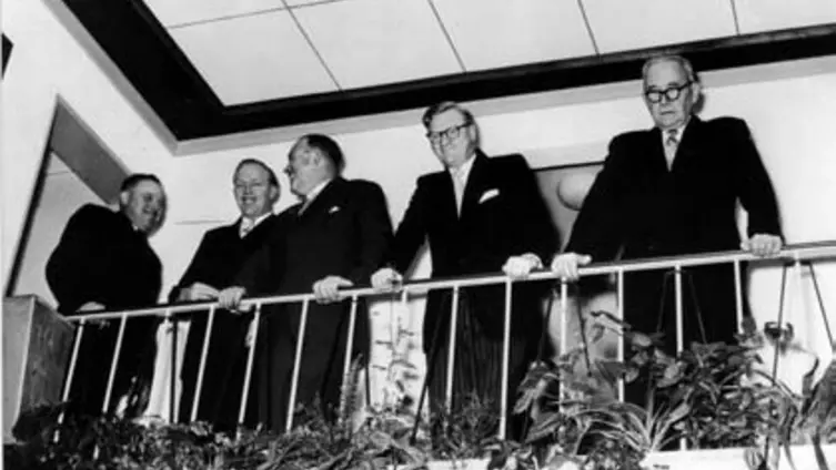 Gruppe von 5 Männer auf einer Empore anlässlich der Einweihung ev. Gemeindehaus Herrnsheim