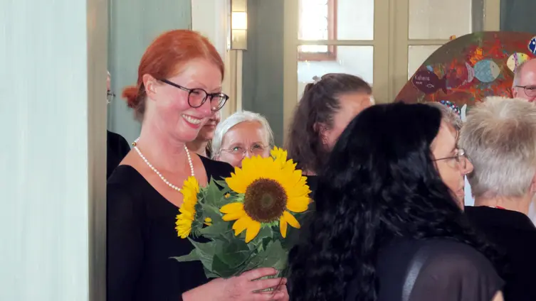 Marion E. Bücher-Herbst mit Blumenpräsent