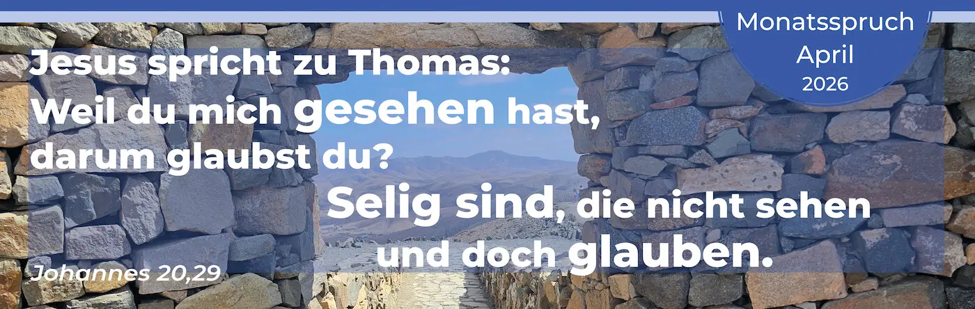 Monatsspruch für April 2026 gestalteter Text auf Foto: Blick durch ein Steintor auf karge Landschaft