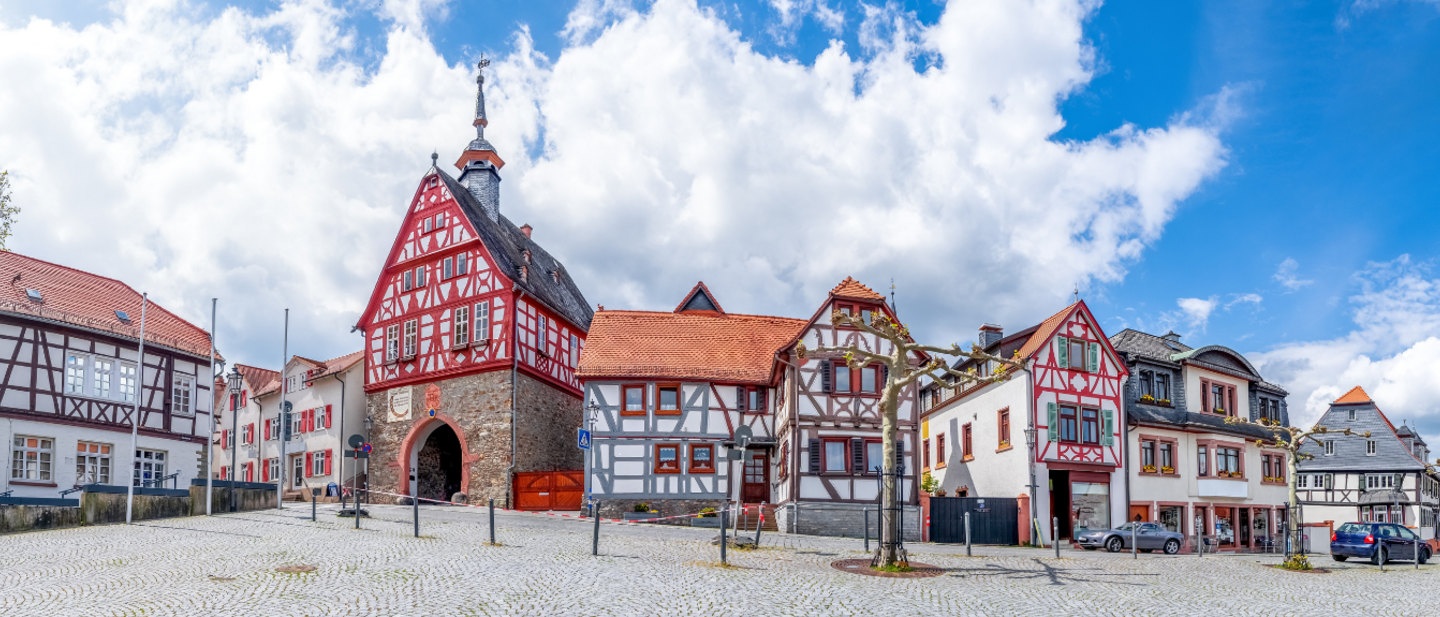 Der Marktplatz von Oberursel mit Blick auf das Tor des alten Rathauses und dem Vortaunusmuseum am linken Bildrand