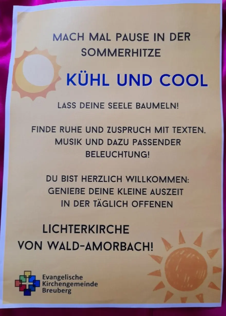 Das Foto zeigt ein Plakat mit dem Hinweis auf die geöffnete Lichterkirche in Wald-Amorbach.