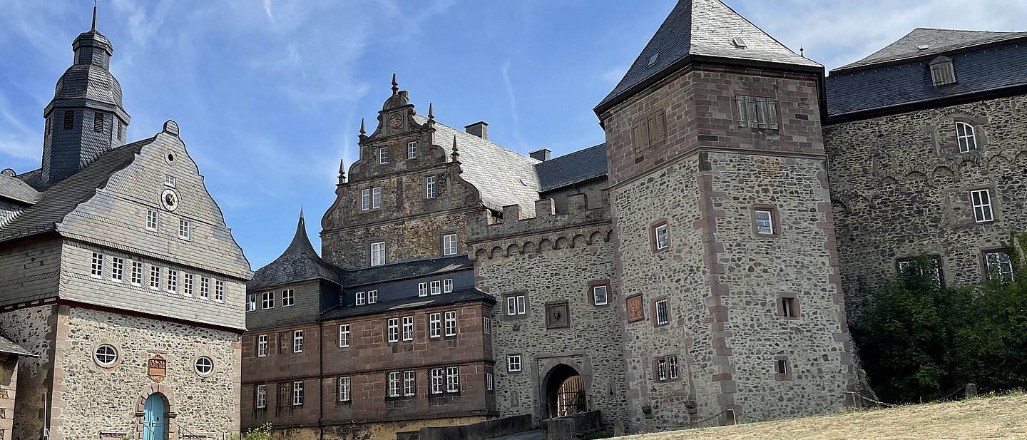 Ein altes Schloss im Sommer.