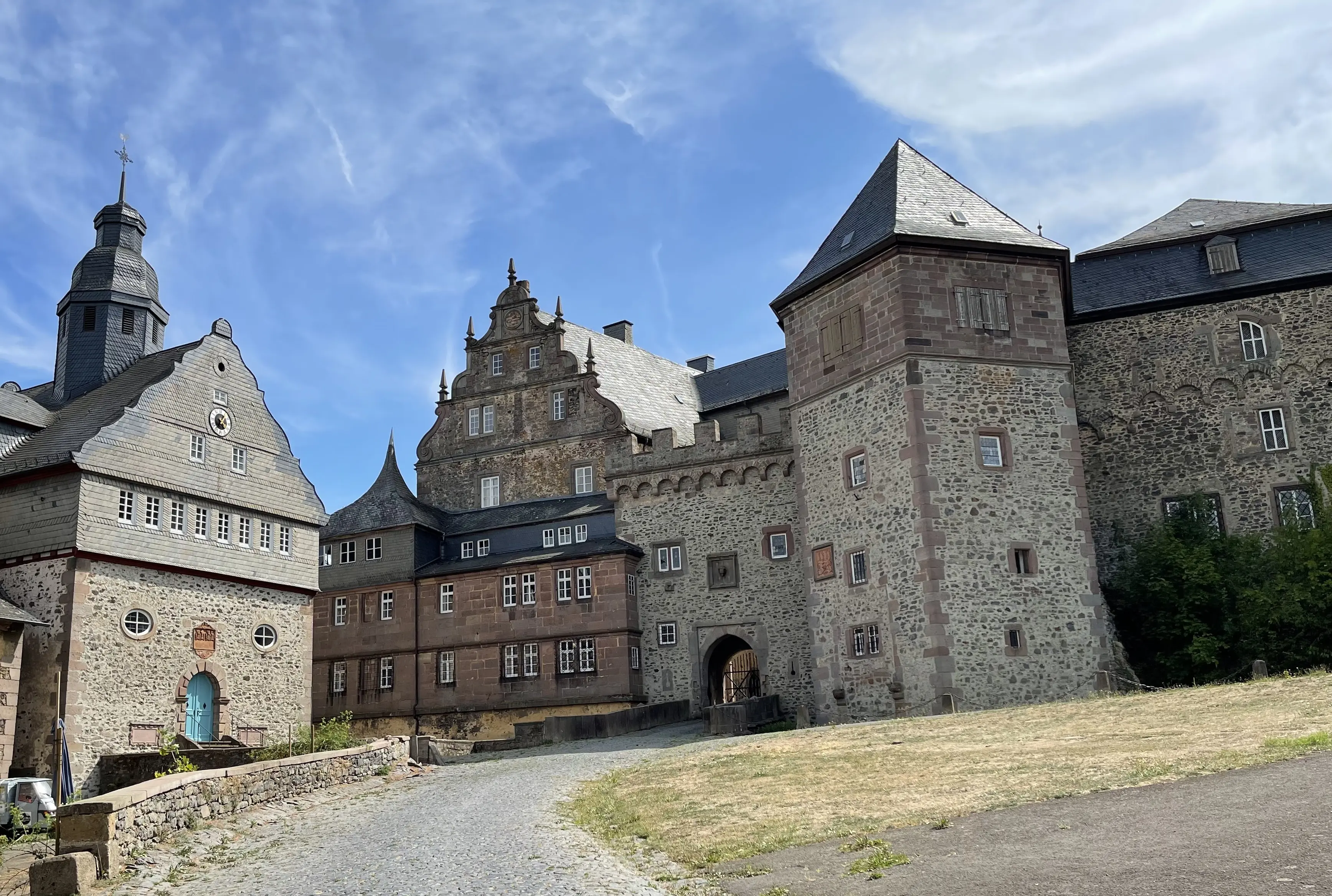 Ein altes Schloss im Sommer.