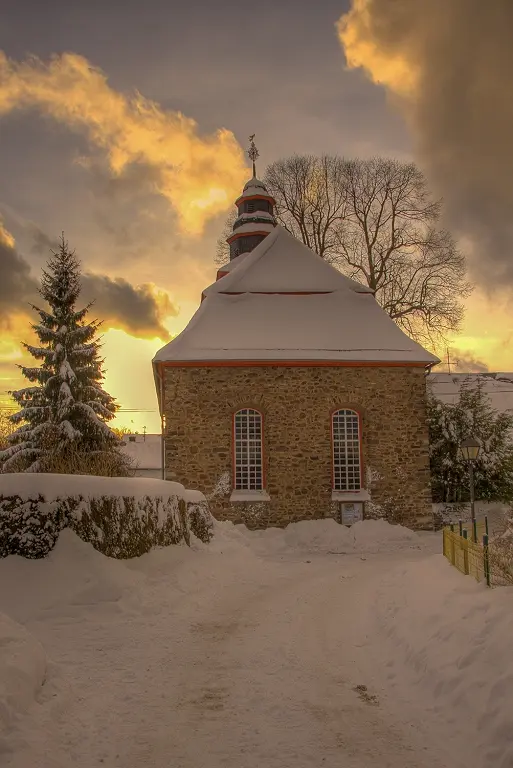 Kirche Liebenscheid im Schnee bei Sonnenuntergang