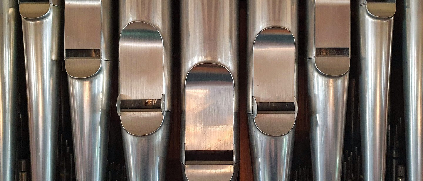 Orgelpfeifen der Schukeorgel in der Auferstehung