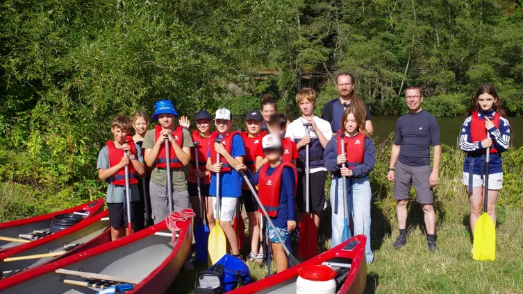 Mit Schwimmwesten und Paddeln ausgestattet, waren alle bereit für die Fahrt.