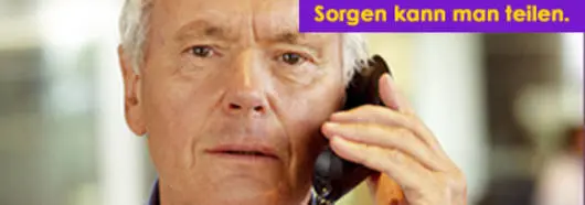 Ein Mann hält sich ein Handy an das linke Ohr. Rechts oben steht der Satz: Sorgen kann man teilen.