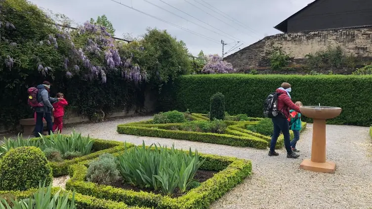 Das Foto zeigt eine gemeindame Aktivität der Eltern, Kinder und Erzieher des Haus des Kindes während des Familienausfluges!