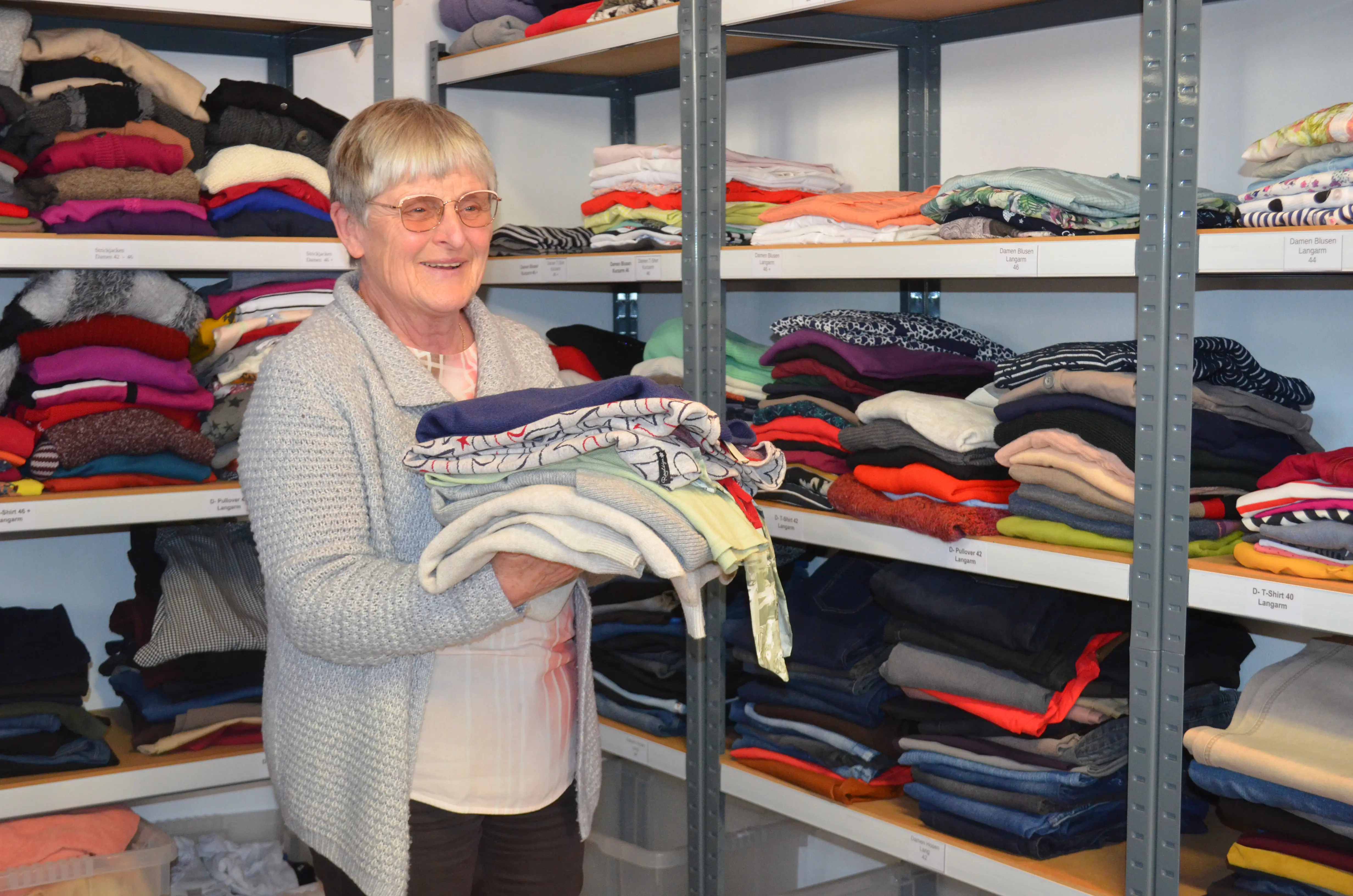 Pullover, T-Shirts und vieles mehr: Ehrenamtlich tätige Frauen sind bei der Auswahl behilflich.