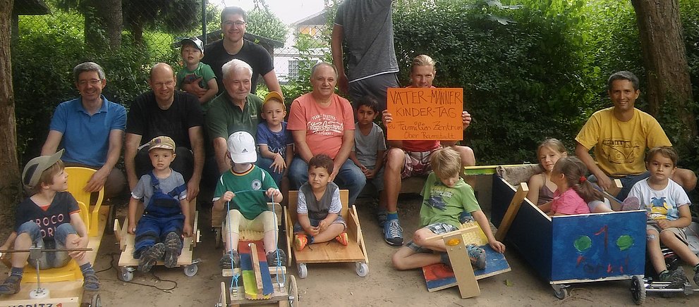 Väter und Kinder werkeln gemeinsam