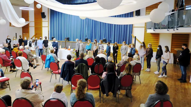 Gottesdienst zum Erntedank mit Begrüßung und Vorstellung der Konfirmandinnen und Konfirmanden am 03.10.2021 im Volkshaus