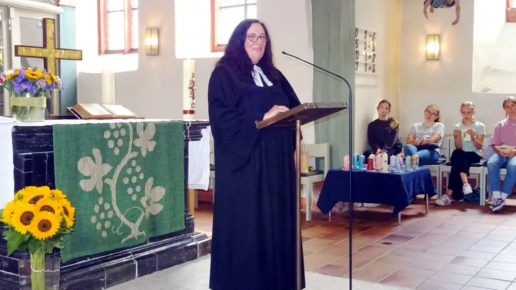 Gottesdienst mit Amtseinführung von Pfarrerin Beate Schwenk - Pfarrerin Beate Schwenk
