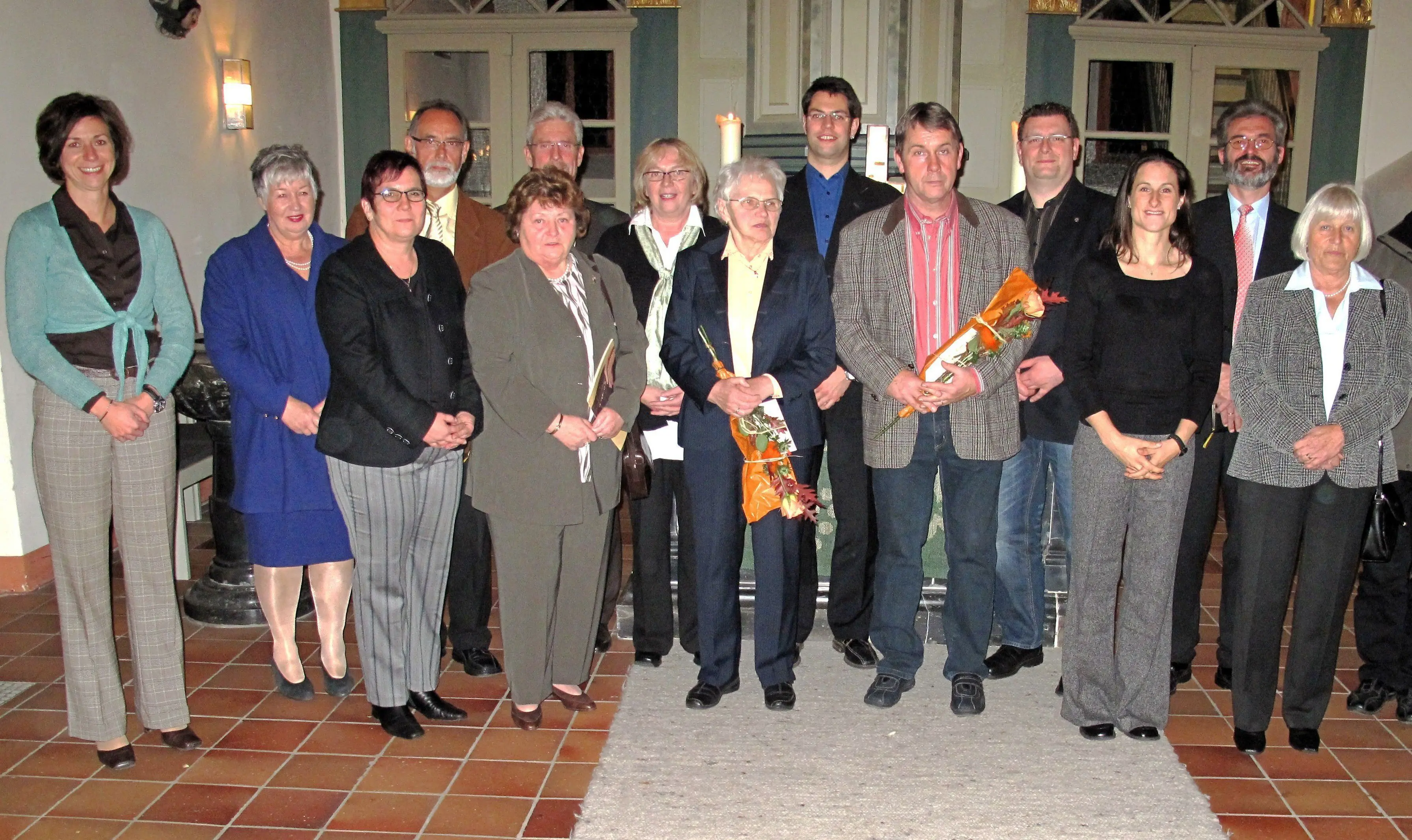 Einführung des neuen Kirchenvorstandes am 31.10.2009 - v.l.n.r.: Bettina Kröckel, Sabine Senßfelder, Edelgard Bode, Reinhard Blöcher, Heidemarie Ludolf, Hans Kullmann, Else Trumpold, Irmgard Barthel † *, Andreas Friedmann, Peter Jockel *, Kai Astheimer, Regina Berger, Dietmar Schamber und Anneliese Daum. Anmerkung: * ausgeschieden