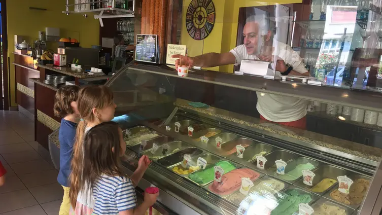 Auf dem Foto sieht man die Kinder des Haus des Kindes in der Eisdiele in Braubach.