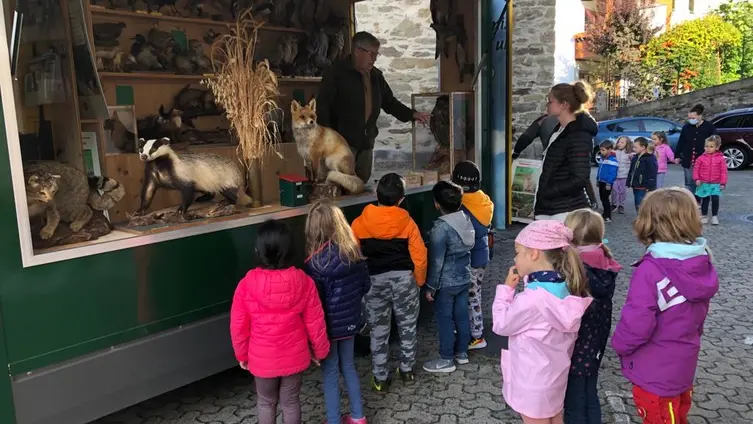 Die Eisbärenkinder dürfen den Försterwagen in Augenschein nehmen und erkunden!