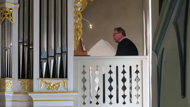 Manfred Barthel an der Orgel