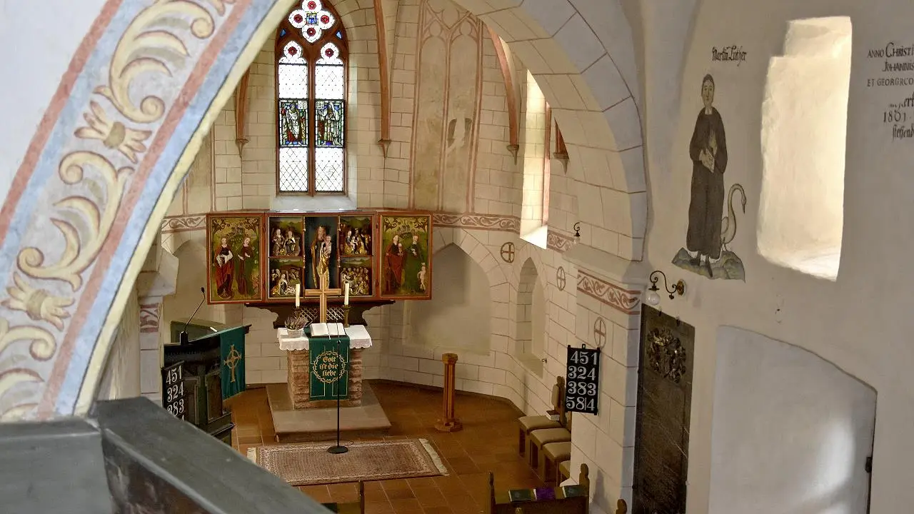 Blick auf Altar und Chorraum