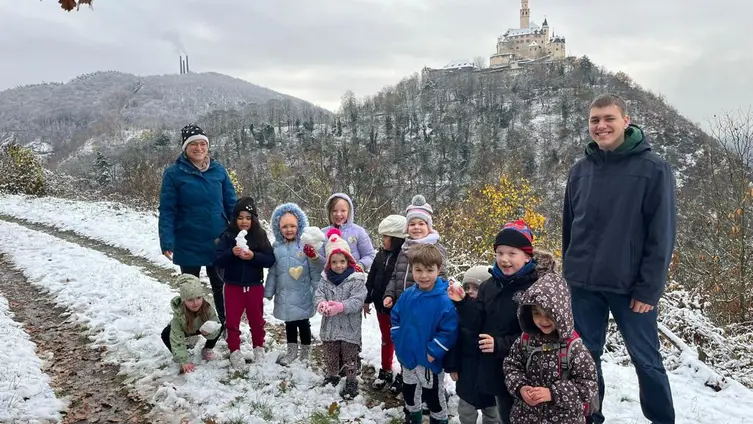 Das Foto zeigt die Kinder der KiTa "Haus des Kindes" bei ihrem Schneespaziergang!